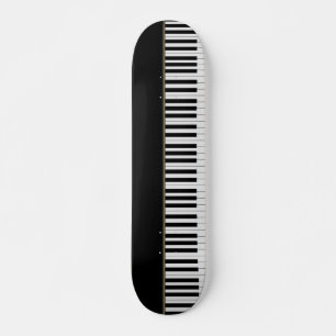 Koele pianotoetsen, zwart skateboard