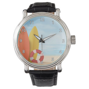 Koele zomer op het strand met surfplanken horloge