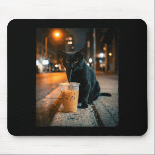 Koele zwarte kat drinkt ijskoude koffie grappig di muismat