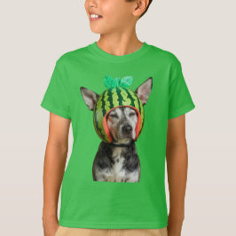 Koelende hond met watermeloen helm t-shirt