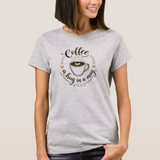 Koffie Een Knuffel In Een Mok Elegante Typografie T-shirt