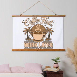 Koffie eerst, later werken – Powered by cafeïne Hangend Wandkleed