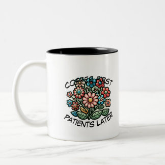 Koffie eerst. Patiënten later. Tweekleurige Koffiemok