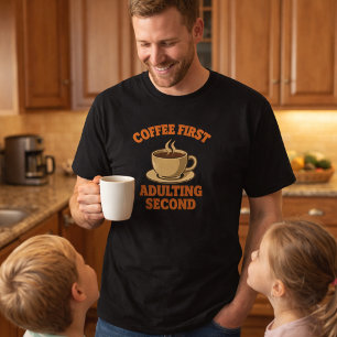 Koffie eerst volwassenheid tweede citaat humor t-shirt