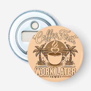 Koffie Eerst, Werk Later – Aangedreven door Cafeïn Button Flesopener