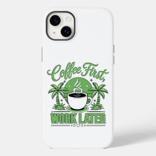 Koffie eerst, werk later. Aangedreven door Caffeïn Case-Mate iPhone 14 Plus Hoesje