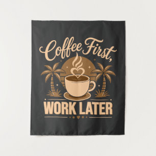 Koffie eerst, werk later. Aangedreven door Caffeïn Wandkleed