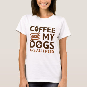 Koffie en mijn honden zijn alles wat ik nodig heb t-shirt