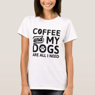 Koffie en mijn honden zijn alles wat ik nodig heb t-shirt