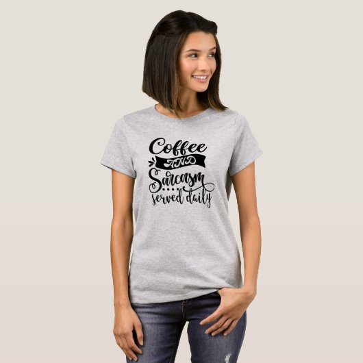 Koffie en Sarcasm Served Daily Funny T-shirt Desig (Voorkant volledig)
