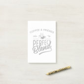 Koffie en vrienden maken het perfecte mengsel post-it® notes (Op bureau)