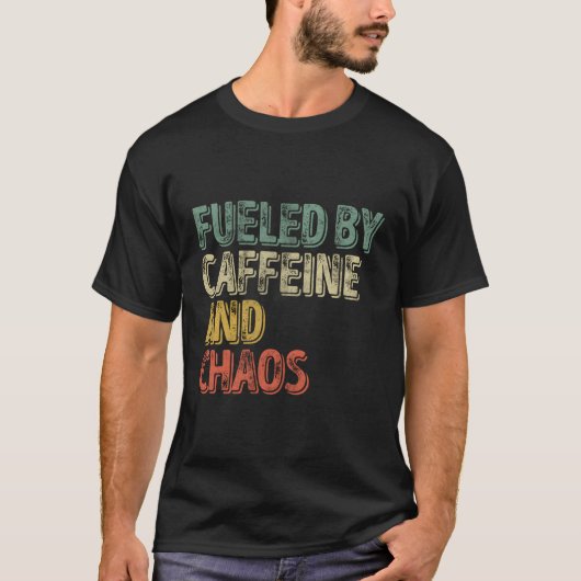 Koffie gevoed door cafeïne en chaos t-shirt (Voorkant)