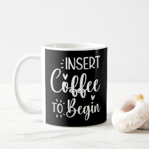 Koffie invoeren om een humoristische quote te begi koffiemok