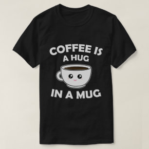 Koffie is een knuffel in een Mok Schattige Kawaii T-shirt