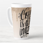 KOFFIE IS EEN KNUFFEL IN EEN MOK TAN LATTE MOK (Linkerhoek)