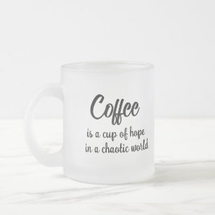 Koffie is een kopje hoop in een chaotische wereld matglas koffiemok