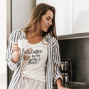 Koffie is mijn eerste liefde Schattige Funny Coffe T-shirt