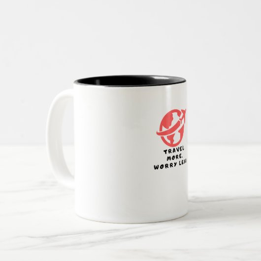 Koffie mok "Meer reizen, minder zorgen" (Voorkant links)