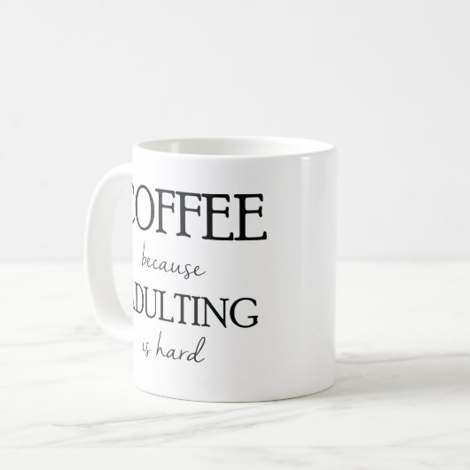 Koffie omdat toevoegen een harde Mok is (Voorkant links)
