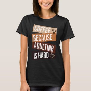 Koffie Omdat Volwassen Worden Moeilijk Is citaat v T-shirt