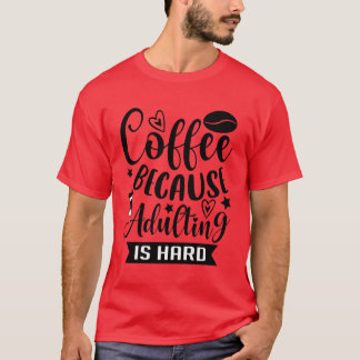 Koffie Omdat Volwassen Worden Moeilijk Is Koffie V T-shirt