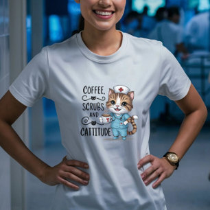 Koffie, scrubs en houding - Schattige Verpleegkund T-shirt