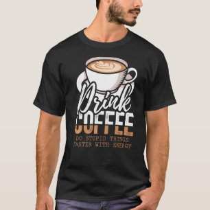 Koffie voor Drink doet sneller wat stuitend met en T-shirt