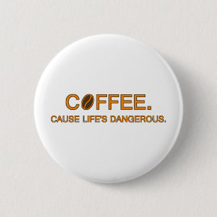  Koffie. Want het leven is gevaarlijk - koffiekree Ronde Button 5,7 Cm