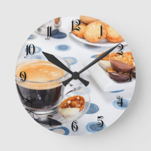 Koffiebeker en koekje ronde klok