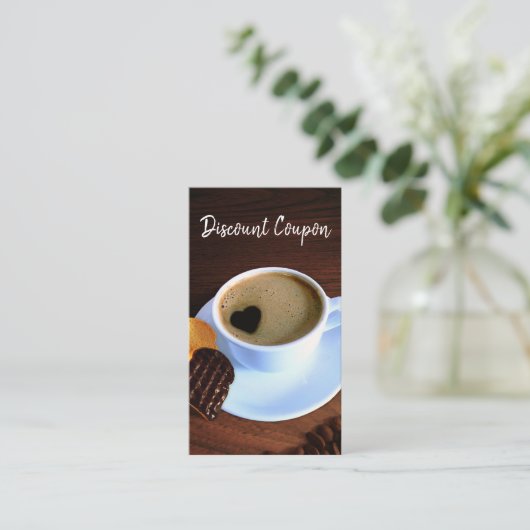 Koffiebeker met hartverwarmd schuim kortingskaartje (Staand voorkant)