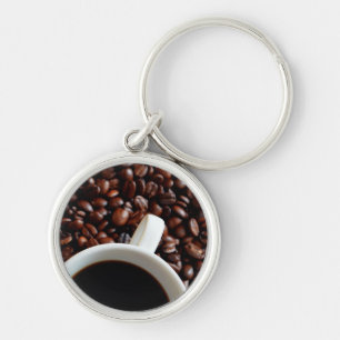 Koffiekop met koffie, achtergrond van koffiebonen sleutelhanger