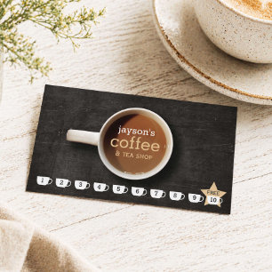 Koffiekopje op zwarte houten koffiezaak loyaliteit klantenkaartje