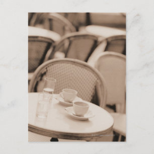 Koffiekopjes en glazen op een Sidewalk Cafe Tafel Briefkaart