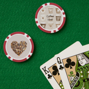 Koffiekopjes met hartvorm en room poker chips