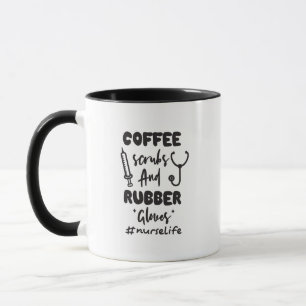 Koffiekstaarten en rubberhandschoenen met een snoe mok