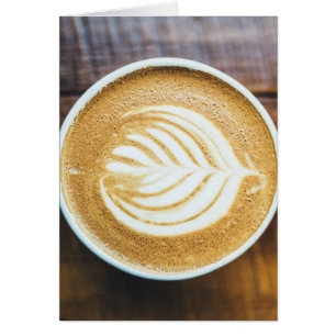 Koffielatte met bladschuim op hout