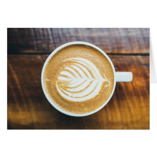 Koffielatte met bladschuim op hout (Voorkant Horizontaal)