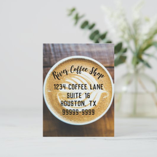 Koffielatte met bladschuim op hout briefkaart (Staand voorkant)