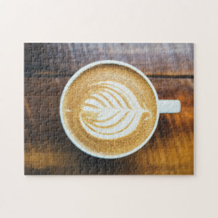 Koffielatte met bladschuim op hout legpuzzel