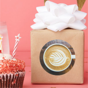 Koffielatte met bladschuim op hout ronde sticker