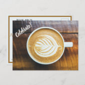 Koffielatte met bladschuim op hout uitnodiging briefkaart (Voorkant / Achterkant)