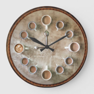 Koffieluiken rond de muur grote klok
