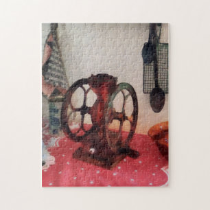 Koffiemolen op rode tafelkleed legpuzzel