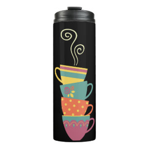 Koffietijd gestapelde mokken zwenken stoom thermosbeker