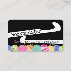Kogels van kleurrijke garens, hakhaken, gehakt visitekaartje