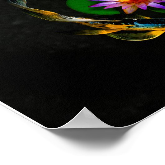 Koi Fish zwemt rond Lotus Flower in Zen Pond Poster (Hoek)
