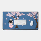 Kokeshi Doll en kimono rose sur fond bleu (Clavier et souris)