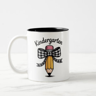 Kokette potloodboog kleuterleraar school tweekleurige koffiemok
