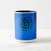 Kokopelli met het inheemse Amerikaanse zonnesymboo Mok (Midden)