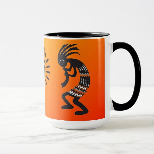 Kokopelli met het inheemse Amerikaanse zonnesymboo Mok (Rechts)